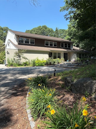20 Greenwood Ln, Woodbury, NY 11797