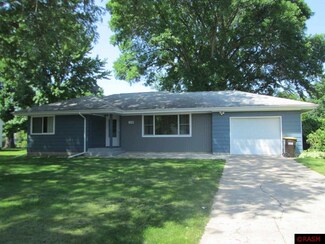 621 621 N 4th St, St. James, MN 56081