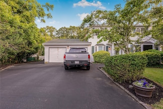 870 Karshick St, Bohemia, NY 11716