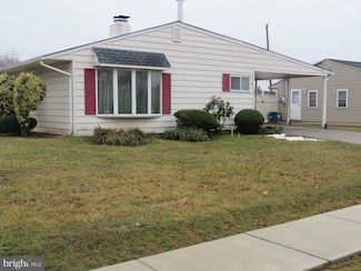 120 Pinewood Dr, Levittown, PA 19054