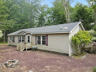 337 Arapaho Dr, Pocono Lake, PA 18347