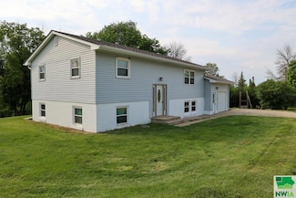 906 Riverview Dr, Sioux Rapids, IA 50585