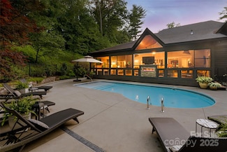 300 White Pine Dr, Hendersonville, NC 28739