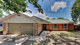 728 Highland Crest Dr, Hurst, TX 76054