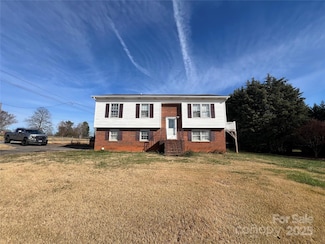 1182 Village Cir, Hickory, NC 28602