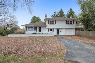 28 Hill Top Dr, East Greenwich, RI 02818