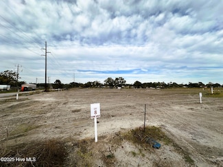 2414 Ferabee St, Morehead City, NC 28557