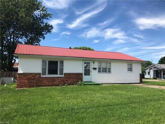 17 Wood St, Ravenswood, WV 26164