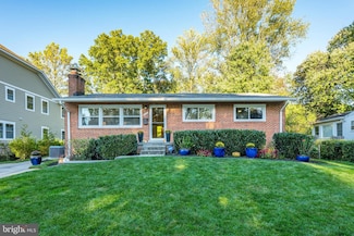 906 Meadow Ln SW, Vienna, VA 22180