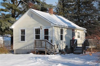 11 Second St, Farmingdale, ME 04344