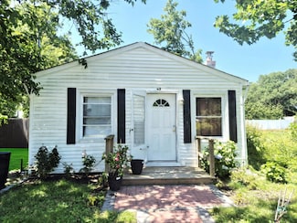 42 Oak Dr, Riverhead, NY 11901