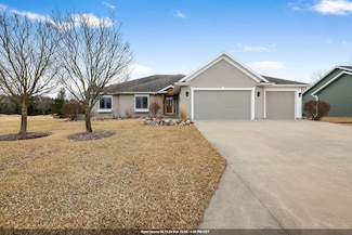 1547 Foxfire Ct, Waupaca, WI 54981