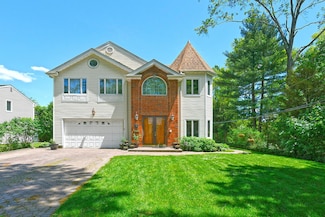 2 Sandy Ct, Garden City, NY 11530