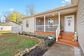 909 Woodbine Place NE, Lenoir, NC 28645