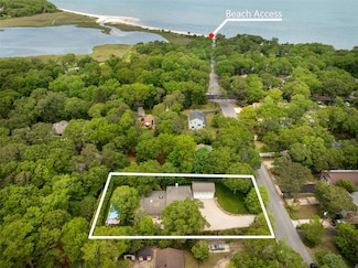 87 Washington Heights Ave, Hampton Bays, NY 11946