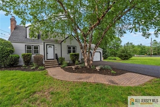 16 Lakeside Dr S, Piscataway, NJ 08854