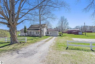 8400 N 7 Rd, Mesick, MI 49668