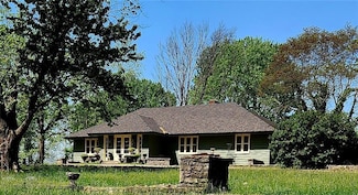 910 Taylor St, Maysville, MO 64469