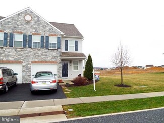 99 N Village Cir, Palmyra, PA 17078