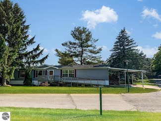 12 Parkwood Dr, St. Louis, MI 48880