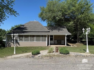 509 13th St, Clay Center, KS 67432