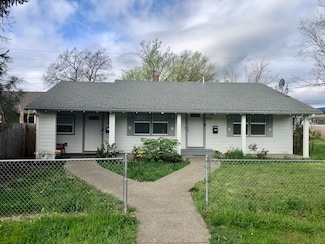441 N 1st St, Central Point, OR 97502