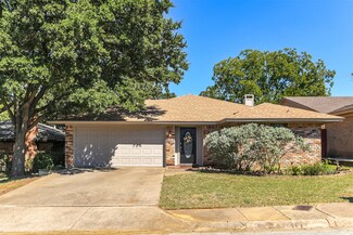14 Los Colinas Ct, Pantego, TX 76013