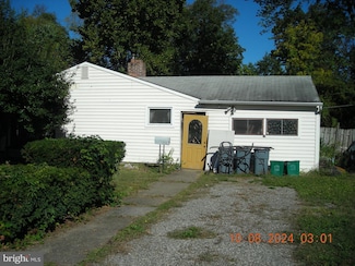 208 Thornridge Dr, Levittown, PA 19054