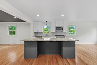 15 Lancaster Rd, Glastonbury, CT 06033