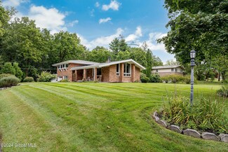 26 Campus View Dr, Albany, NY 12211