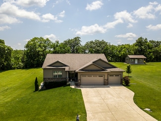 8 Southern Pass Dr, El Paso, IL 61738