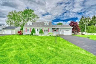 8 Ronnie Ln, North Chili, NY 14514