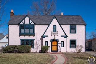 3126 SW Canterbury Ln, Topeka, KS 66604