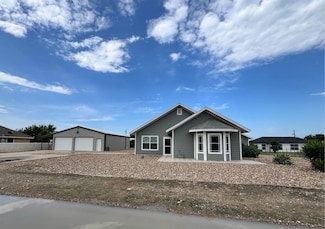 112 Apple St, Zapata, TX 78076