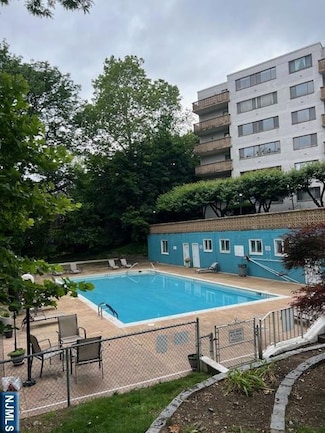1375 River Rd Unit 1M, Edgewater, NJ 07020