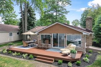802 Houghton View Dr, Prudenville, MI 48651