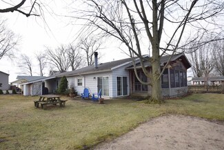 8236 E Sunrise Dr, Syracuse, IN 46567