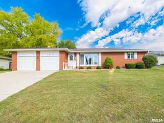 2413 Willow St, Pekin, IL 61554