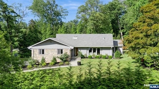 2 N Brae Ct, Tenafly, NJ 07670