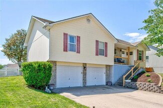 1305 SW 6th St, Oak Grove, MO 64075