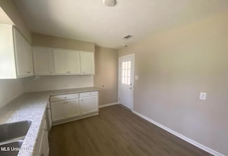 702 Cooper Rd, Jackson, MS 39212