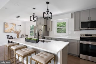 7677 Mueller Dr, Glen Burnie, MD 21060