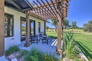 1034 S Eagle St, Fredericksburg, TX 78624