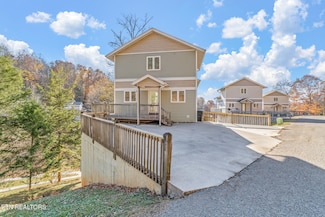 551 Deerwood Ln, La Follette, TN 37766