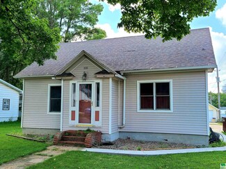 1211 Elm St, Hull, IA 51239