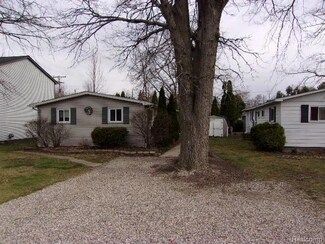 2876 Stennett St, Keego Harbor, MI 48320