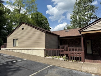 1420 11th Street Dr NW, Hickory, NC 28601