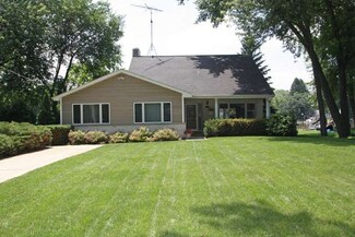 2511 S Riverview Dr, Holiday Hills, IL 60051