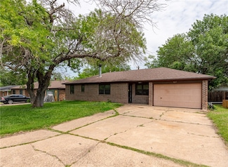 927 Braeswood Dr, Bryan, TX 77803