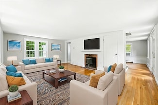 105 N Main St, Sherborn, MA 01770